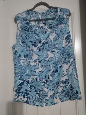 Violet & Claire Blue and White Floral V-Neck Sleeveless Camisole
